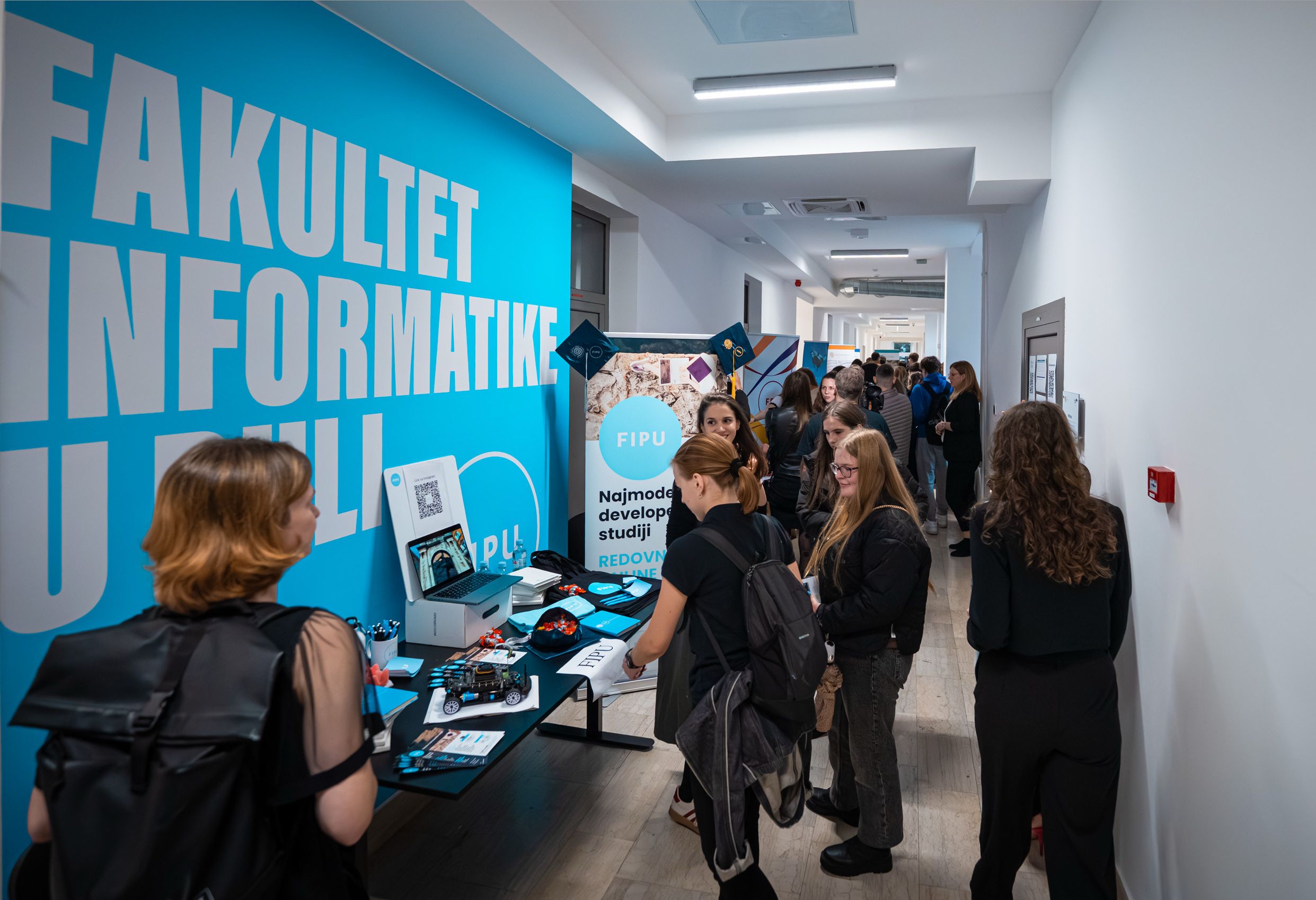 Studenti u hodniku FIPU-a